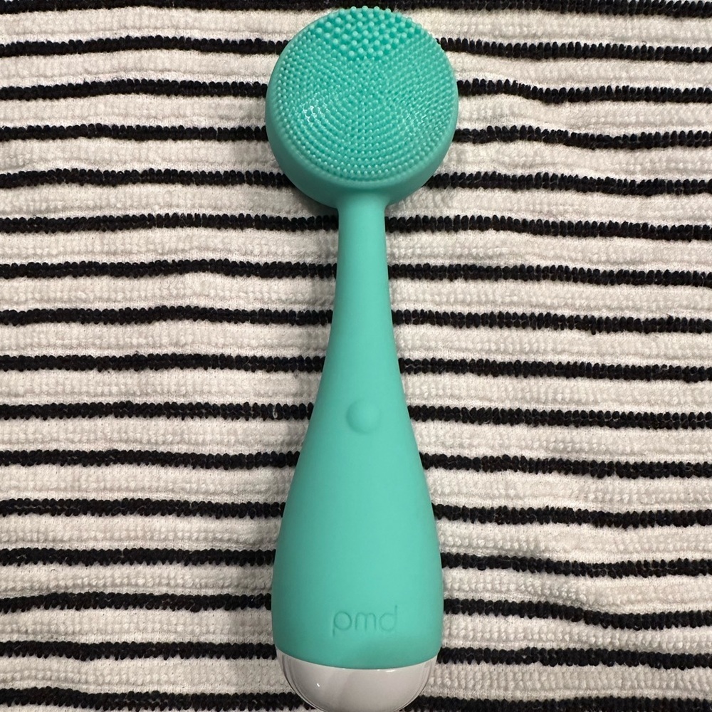 PMD Facial cleansing device